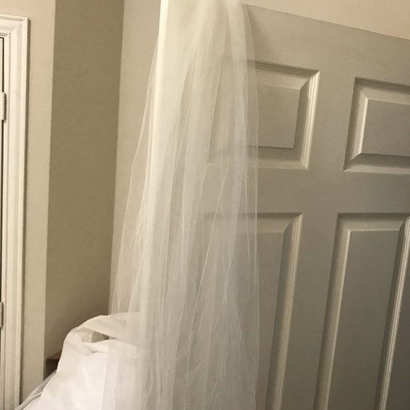 Wedding dress - Picture 6 of 8